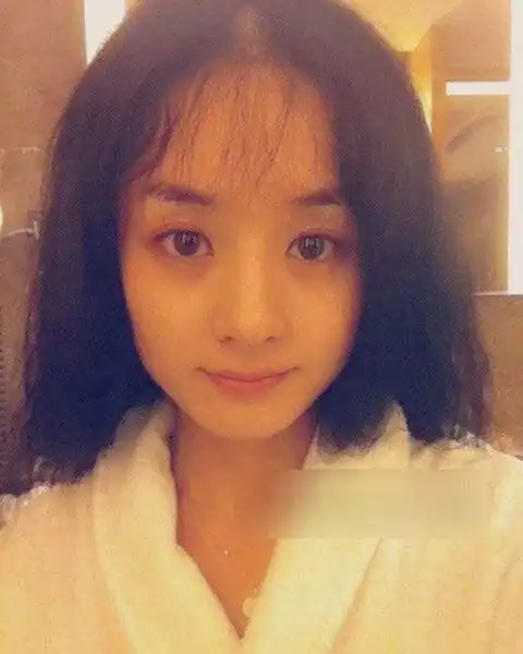 女星穿睡衣玩素颜自拍,林依晨显嫩,baby素颜比化妆还美