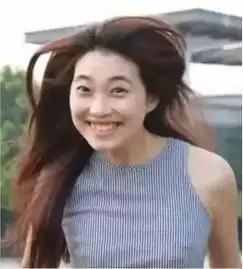 有利妹子亲自示范美照如何拍