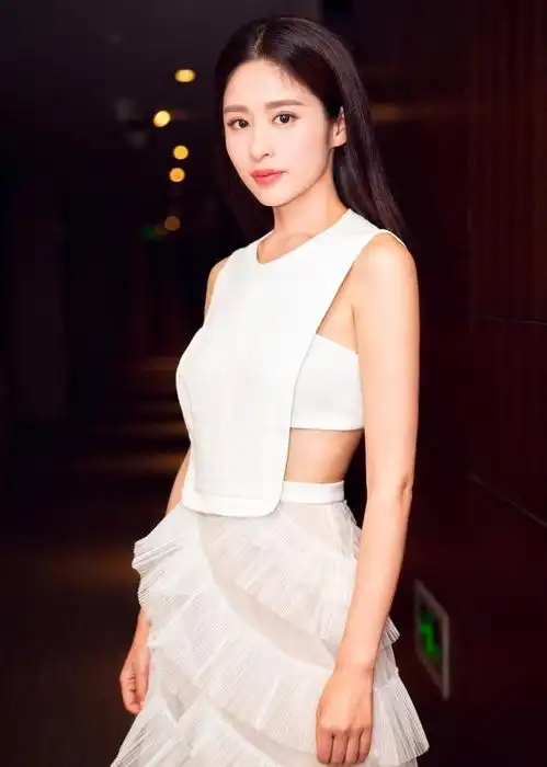颖儿穿条多处补丁的牛仔裤去机场,网友真想掏100块给她