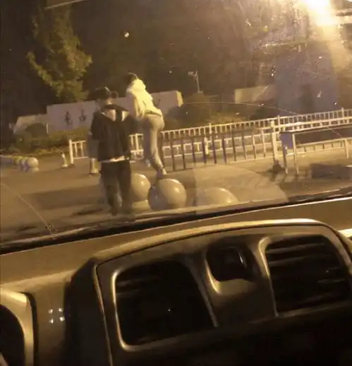 七夕开车1000公里到女友学校,看到这一幕我该躲在车底吗