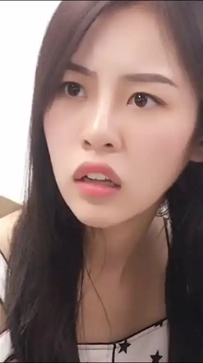 美女的qq登不上了,请求小伙帮忙,得知她的账号密码小伙气坏了