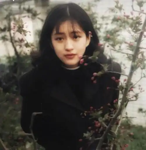 45岁妈妈和24岁女儿合照似姐妹,网友早怀孕的优势有了