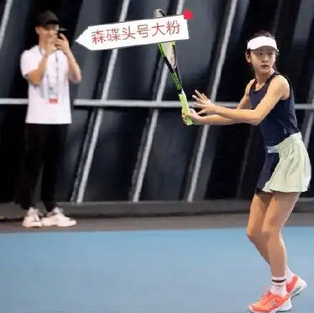 8岁女孩赛场摔倒,却爆红全网看哭姚晨运动,对孩子影响有多大