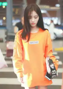 邻家女孩鞠婧祎暖色系衣服出镜,玩下衣失踪,满屏都是大长腿