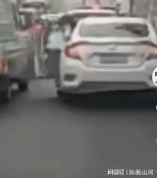 女人开车永远是个谜,女子从自己车上掉下来,追尾前车后离开