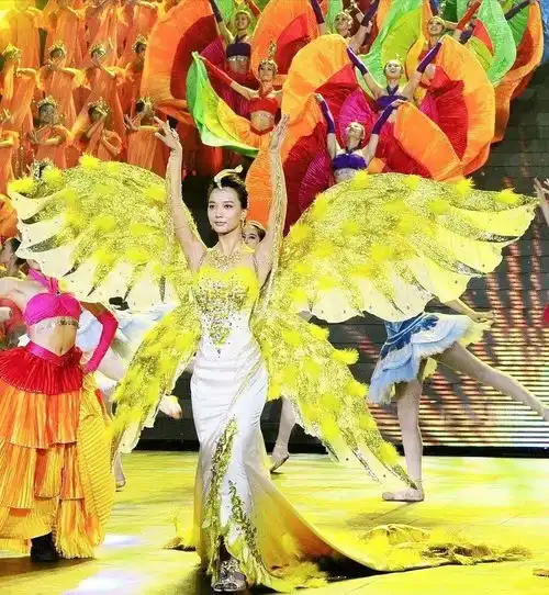 金鹰女神礼服亮相,看样又难超越赵丽颖的女神战袍