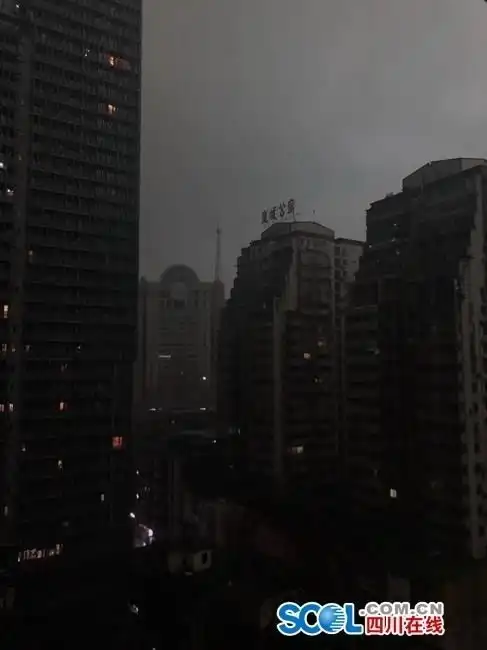 今晨的成都骤降暴雨,白天懂了夜的黑