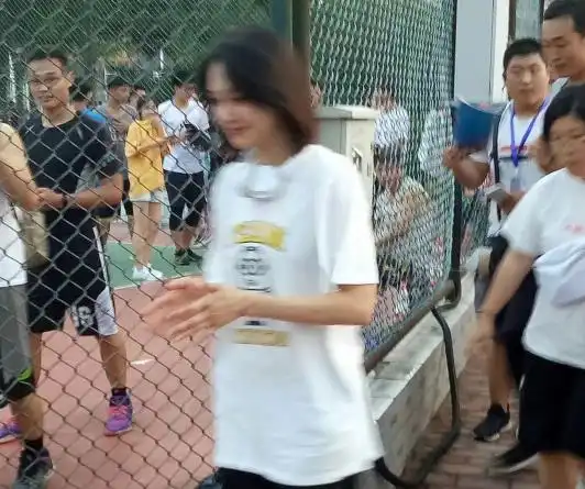 郑爽拍新剧强行霸占女生宿舍惹公愤,剧组人员轻佻冲女学生吹口哨