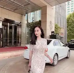 姜黄色吊带连衣裙非常的吸引人,穿在小姐姐身上非常有气质