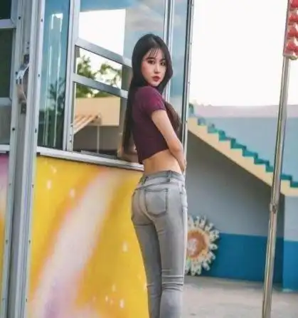 牛仔裤女孩女孩玲珑俏丽,腰肢纤细,真性感