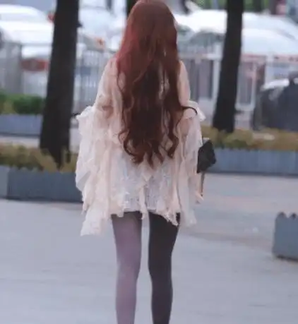 街拍美女小姐姐这条打底裤也只有她敢穿太违和了吧