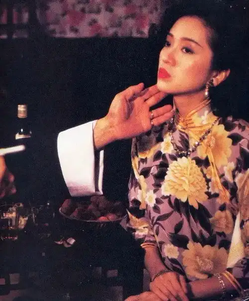 8位气质美女穿旗袍,倪妮霸气,张曼玉经典,却都不及她扭得好看