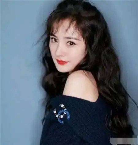 这几种脸型的女孩子,卷发更适合你,真的美炸了