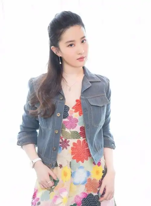 刘亦菲俗气绣花裙搭牛仔外套,这才叫颜值高怎么乱搭都美
