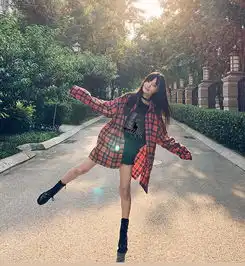 李小璐转行卖衣服风格少女筷子腿抢镜,扎双马尾38岁好像18