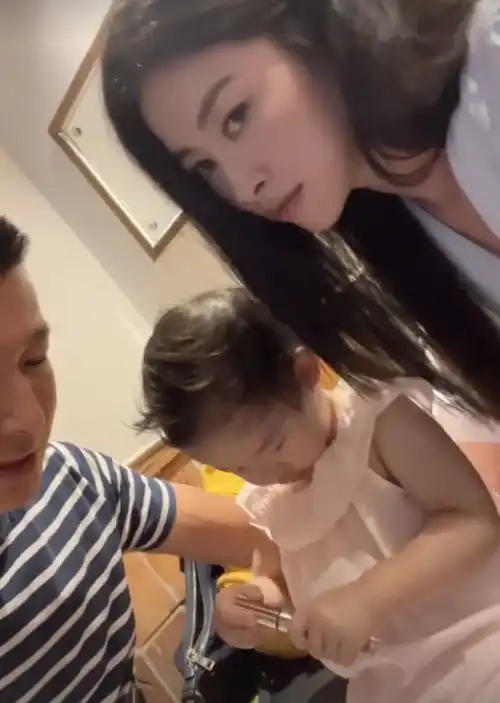 偶遇朱珠一家3口老公帅气贴心女儿越长越像爸爸