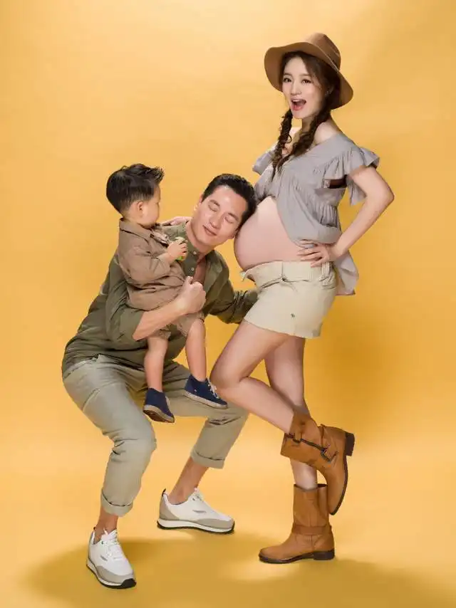 安以轩产后晒甜美自拍,眨眼卖萌少女心十足,月子期化淡妆好精致