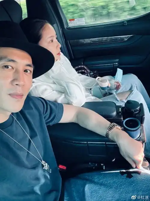 王灿晒杜淳怀抱女儿照片显父爱,以蛋饺口吻祝爸爸父亲节快乐