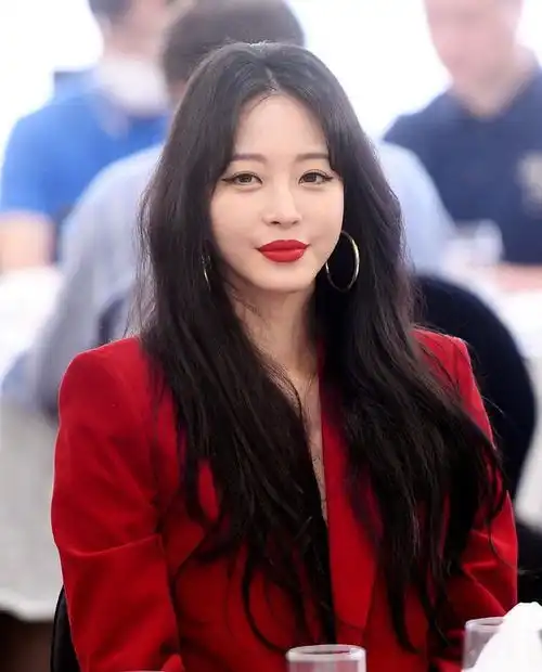 朴敏英34岁又怎样穿粉色开衫上演少女日常,仙气甜美不输宋慧乔