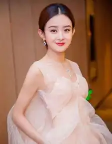 同岁的几位女星刘诗诗耐看,赵丽颖娃娃脸,而她曾是杨幂的助理