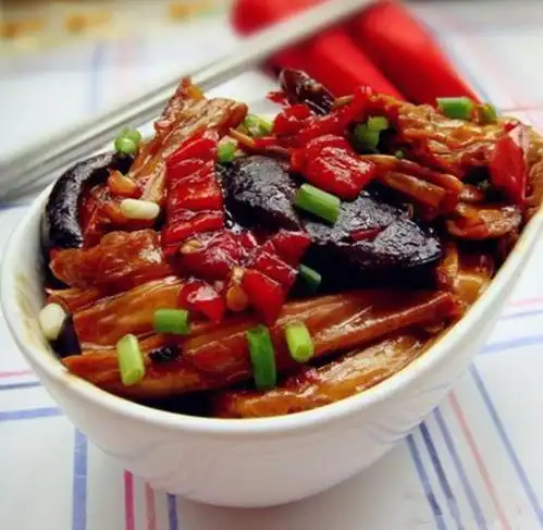 精选美食推荐韭菜炒猪血,马铃薯烤鸡蛋,鱼香腐竹菌菇的做法