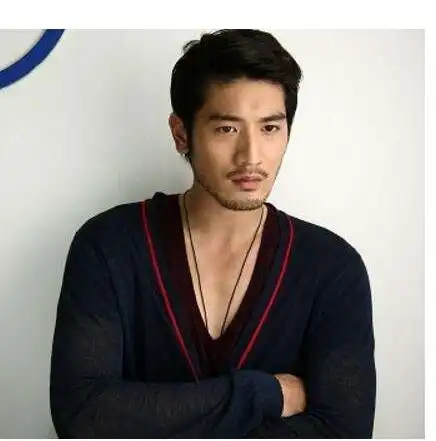 男神高以翔现身活动什么造型尽显成熟男人魅力