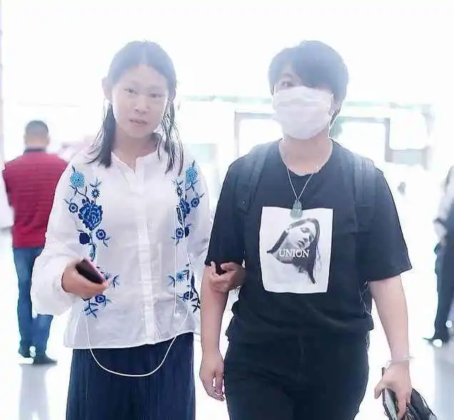 37岁小沈阳一家近照,女儿长得比妈还美,网友这绝对亲生的