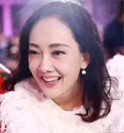 曾9次上央视春晚,嫁富豪老公恩爱21年,今45岁仍美如20岁少女