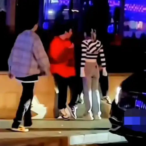 王思聪与美女深夜约会,深夜站街头引人注目,女方身材苗条出众