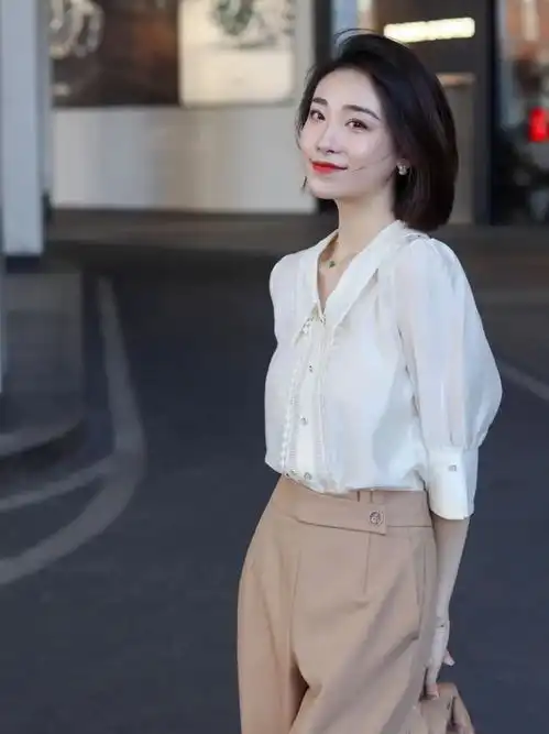 清新温柔风奶油白衬衫,简单却干练,脱离职场找寻一些生活气息夏天