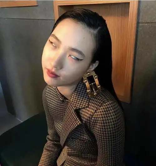 小s晒女儿丑照,大女儿一改往日高冷脸,对镜头扮鬼脸超可爱
