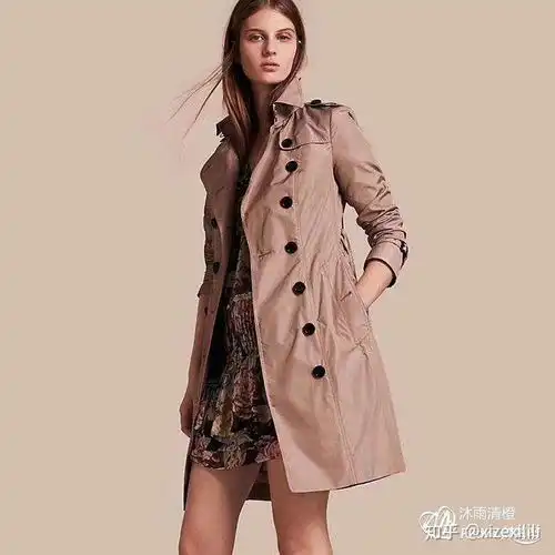 风衣是扣扣子好看还是不扣好看