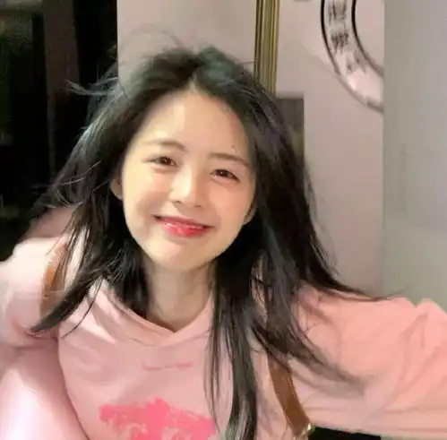 女生头像一口牙齿笑起来