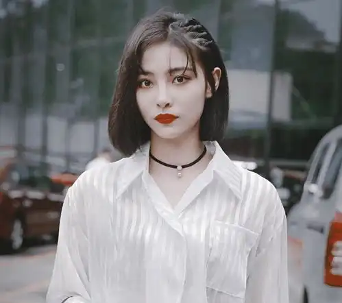 许佳琪饭拍图曝光,短发衬衫气质高冷,不愧是女团出道的人