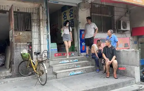 男人至死是少年河南女子进商店买饮料被男生围观都给整社恐了