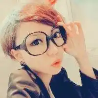 俏皮戴眼镜女生头像微信头像图片大全