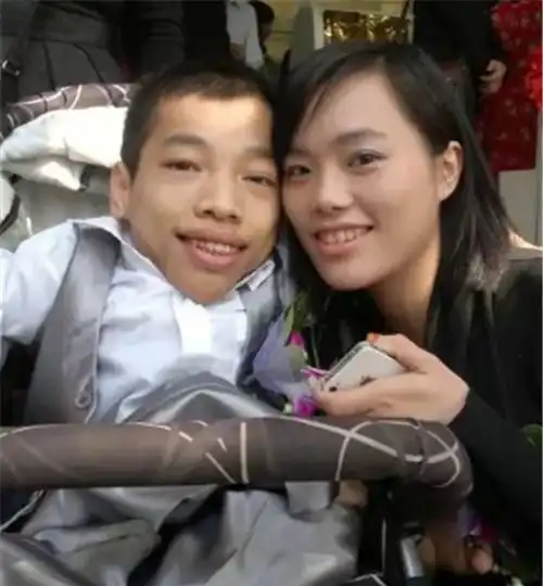他身高不足1米,却娶回1米7的漂亮妻子,是因为有钱还是因为爱情