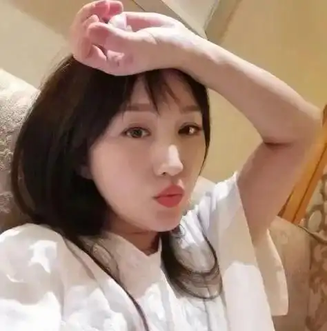年近50的杨钰莹依旧单身,把自己保养成少女,穿短裙也挺自然