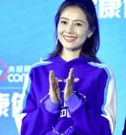 42岁高圆圆一年后穿同件红裙现身,优雅不变笑容甜美,生图不输精修