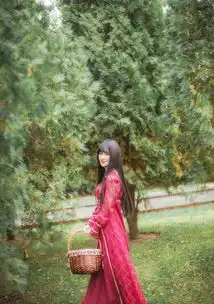森林内的采摘少女长发飘逸甜美微笑5