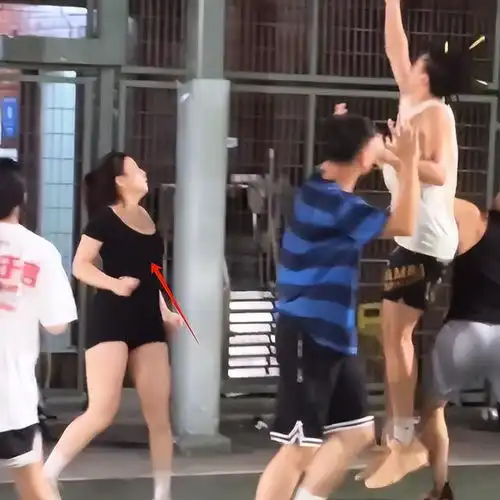 美女穿低胸紧身衣打球惹争议,全场男生被晃晕,擦边文化何时停止