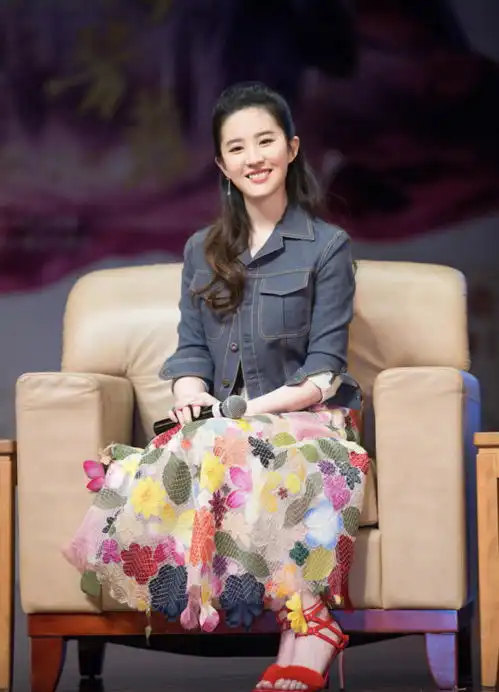 宋佳的时尚感真强,穿牛仔外套配碎花围巾,一般人穿不出高级感