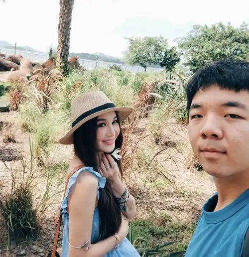 56岁温碧霞晒全家福,穿长裙年轻似少女,把老公和13岁养子熬成叔