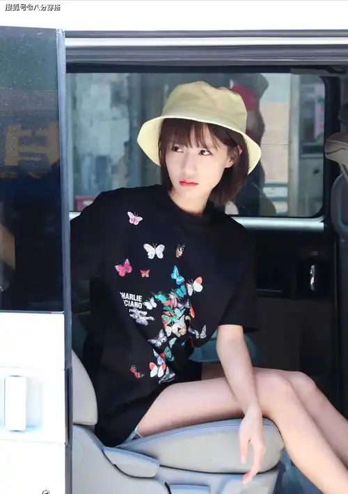 陈意涵的少女感无敌了,黑t恤简约清爽又甜美,戴渔夫帽活泼俏皮