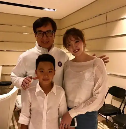 娱乐圈的小公主,身价55亿,追星的方法就是让他演自家剧