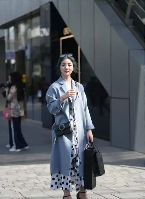 时尚穿搭,美女红色一字肩搭配黑白格裙子,尽显优雅魅力