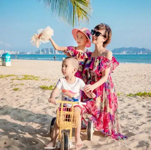 金巧巧与家人庆生画面温馨,45岁皮肤白皙如少女,儿女颜值都超高