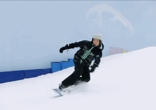 陈伟霆滑雪时拍女生被对方男友要求删除,网友太尴尬了