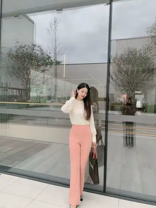 清秀唯美的气质姐姐橙色裤子搭配高跟鞋更佳完美修饰身材