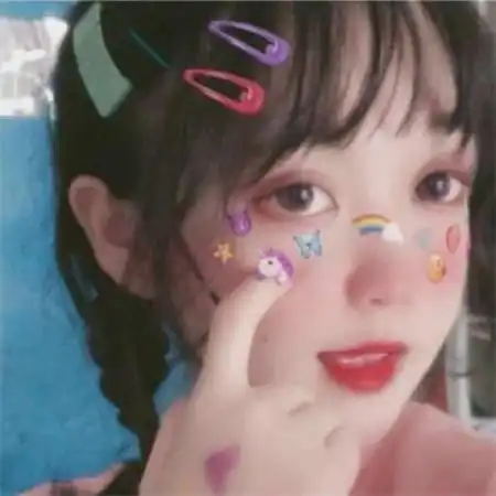 女生头像可爱,粉红色的少女卖萌的样子